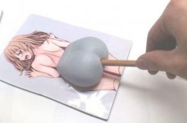 小学生因讨厌同学用笔尖扎其屁股 父母离世致多动症?