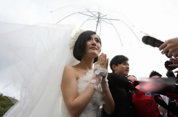 张杰谢娜结婚戒指价格昂贵 谢娜屡丢婚戒被没收