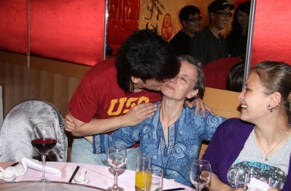 周华健老婆满头白发像老人 周华健美籍妻子年轻美艳旧照