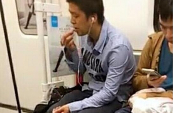 广州地铁现“瓜子男” 刚好配对上海地铁“凤爪女”