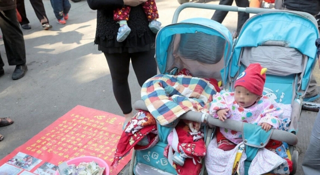 《印象》第249期:夫妇已育二女想要男孩却生4胞胎 无力抚养带娃乞讨