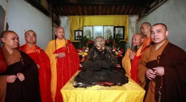 《印象》第250期:老和尚圆寂后坐缸3年肉身不腐 开缸塑金身