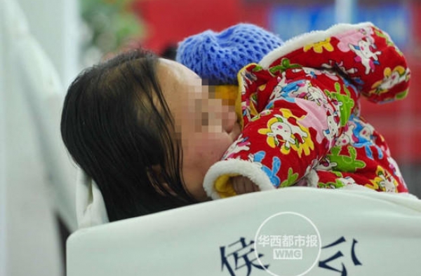 卖儿子啦!夫妻成都街头兜售4个月大儿子 明码标价1.8万