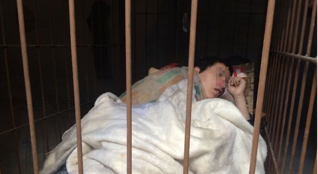 《印象》第254期:男子患精神病被家人关铁笼:愿我不在他能活下去