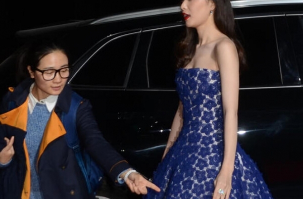 倪妮抹胸露性感大美背专人伺候 保安偷瞄饱眼福
