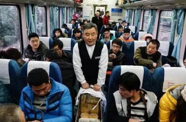 高铁不卖方便面 究竟是因为味道大还是价格低?