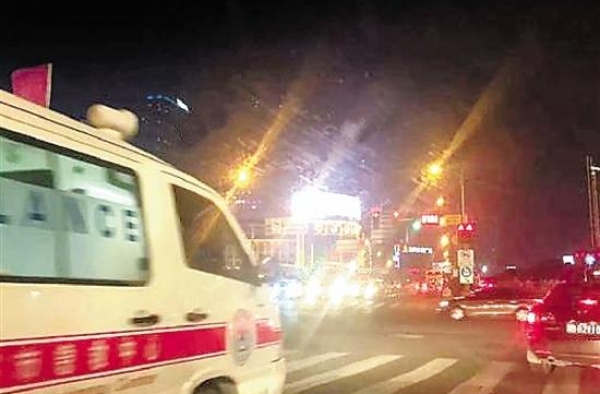 宁波多辆私家车为给救护车让道 集体闯红灯网友点赞