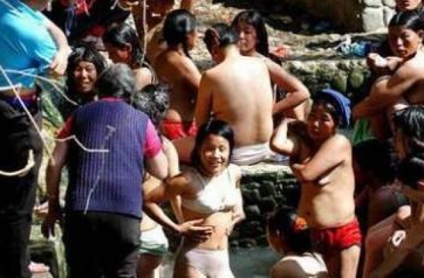 新年奇葩习俗:男女一起洗天浴 几点吃年夜饭看你姓啥