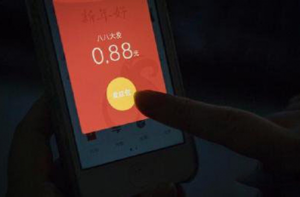 男子趁等红灯抢红包 被记2分并罚款50元