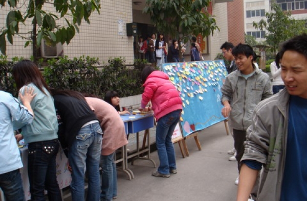 女生节可以搞哪些活动？ 搞怪活动学生都玩疯了