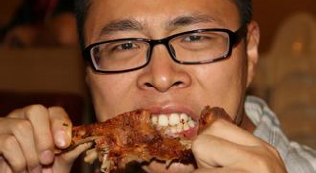 家族遗传梦游:男子做梦吃猪蹄 将自己手啃得淋漓鲜血