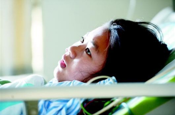 继父刀捅伤继女 女孩心脏被刺破10小时奇迹生还