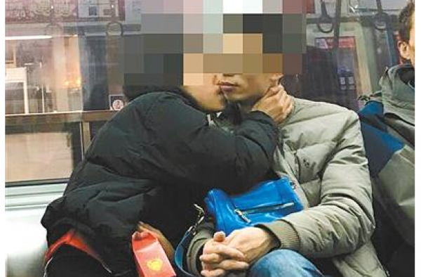 小情侣地铁秀恩爱当众接吻亲热达7站 9岁女孩惊呆了