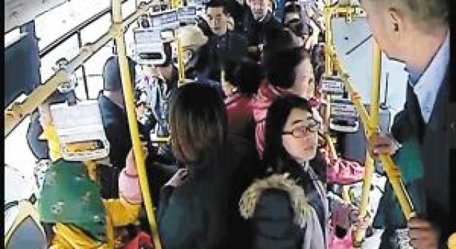 再现为老不尊!女子孕肚不明显 坐公交爱心座遭老人打骂