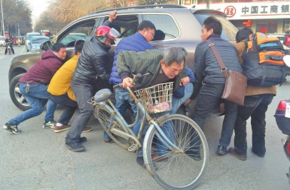 《印象》第272期:河南老汉遭汽车压脚拒上医院 怕被当成讹人