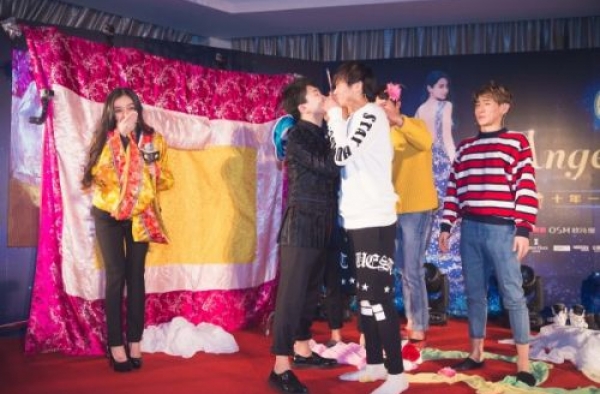 baby生日会黄晓明未出席 资助100位贫困学生为妻庆生