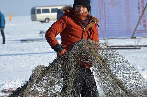 《了不起的挑战》撒贝宁变人肉米尺 以身当尺测冰层深度