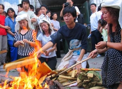 清明烧纸的那些事儿：华夏民族的传统祭祖节日