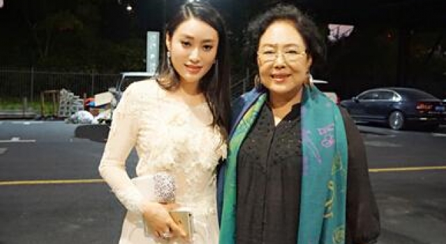 第18届华鼎奖红毯女星争相斗艳 赵薇被红色草莓装打回原形