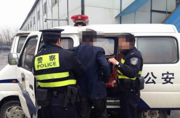 大胆！甘肃醉酒男子为泄私愤 狂砸派出所汽车被拘