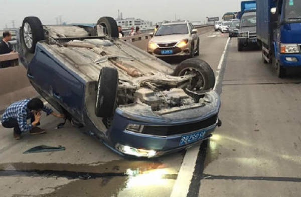 “撞翻变道车”车主回应：撞他是在维护路权