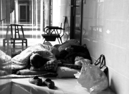 男子携8旬奶奶讨债 背井离乡不分昼夜睡欠债人家门口