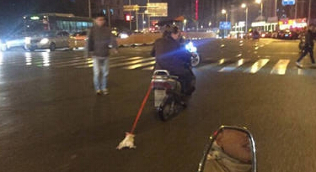 丧心病狂!男子骑电动车拖小猫飞行 无视阻止疯狂大笑
