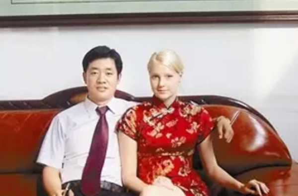 撒贝宁妻子李白被疑二婚 与“前夫”亲密合影曝光