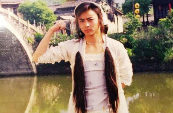 张晋晒照自曝曾做贾静雯替身 妩媚女装造型亮瞎眼