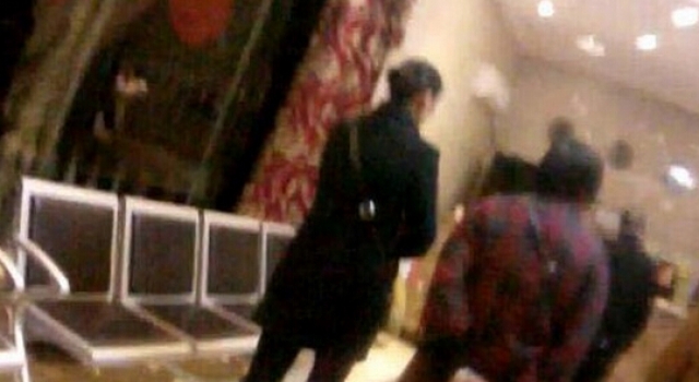 女子客房现陌生人洗澡 服务员:以为没人住 就洗个澡