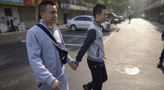 《印象》第296期:男同性恋民政局领证遭拒 甜蜜牵手上法院维权