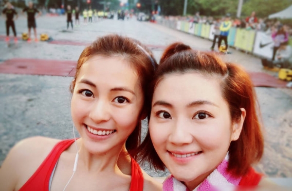 Selina参加马拉松 面带笑容不惧露疤痕