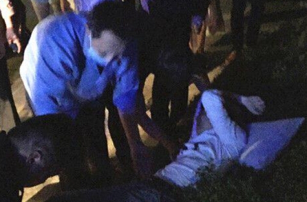 福州数名城管持棍棒围殴男子 因误会其在执法现场拍照