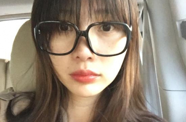 柳岩晒素颜美照 网友眼尖：撞脸李小璐