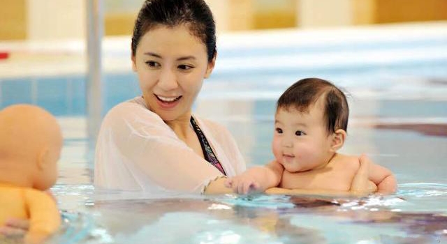 贾静雯女儿咘咘不慎落水 母子被吓呆引网友担忧