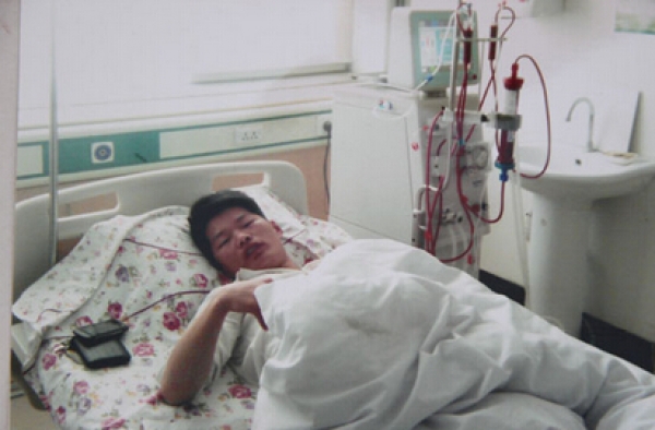 善意的谎言:男子患尿毒症14年 瞒着母亲带病工作付药费