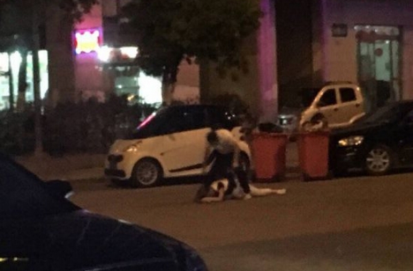猖狂！渣男当街非礼女子：拳打脚踢撕裤子狂殴