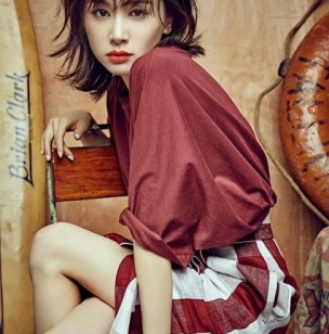 “曲筱绡”王子文全新写真曝光 橙红色沙滩风显清新