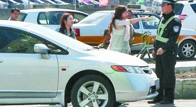 保时捷女车主无证驾驶遭查 甩万元现金贿赂交警求放过