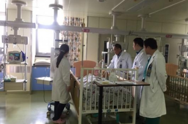 爸爸剪刀插入女儿太阳穴 只是想要吓唬谁知不慎手滑