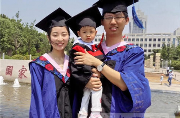 人生赢家又炫耀！研究生抱着媳妇和孩子拍毕业照