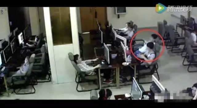 18岁少年网吧边充电边玩手机触电身亡 众人冷眼旁观