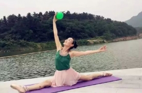 活久见!6旬阿姨像少女 身材火辣劈腿秀舞技