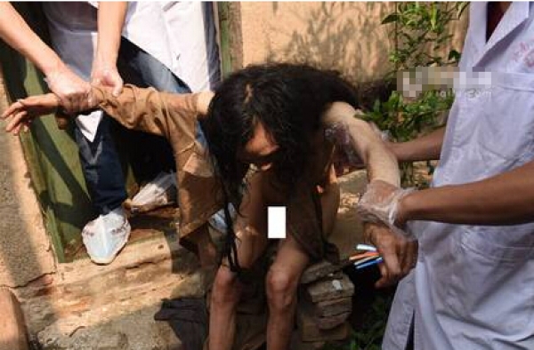 悲！济南精神病人被锁小屋21年 铁锁切开瞬间痛哭