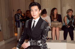 杨洋巴黎秀场上演霸道总裁 帅出新高度
