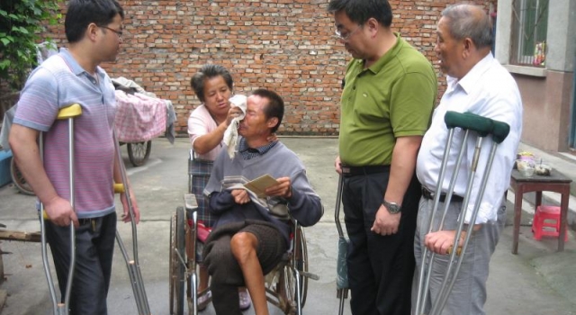 为收留重度残疾人女老板千金散尽 现今负债累累