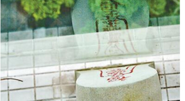 吓！3名房客在阳台发现墓碑欲退房 房东拒绝:可辟邪
