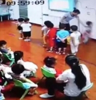 令人发!邯郸幼儿园揪头撞墙体罚学生 拽小男孩下体