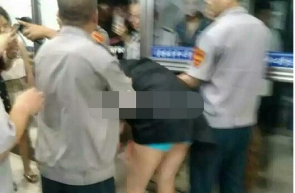 变态!男生戴假发夜闯女生宿舍 学士服内只有内裤