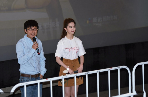 刘亦菲宣传新剧好尴尬 隔着围栏表情萌萌哒